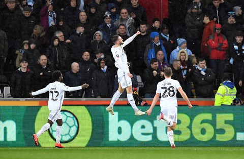 M.C ngược dòng hạ Swansea sau khi bị dẫn 2-0 - Ảnh 1. M.C ngược dòng hạ Swansea sau khi bị dẫn 2-0 - Ảnh 1.