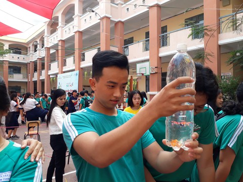 Học sinh TP.HCM học lý, hóa qua trò bắn súng từ trường, kem lắc, ly bay... - Ảnh 2. Học sinh TP.HCM học lý, hóa qua trò bắn súng từ trường, kem lắc, ly bay... - Ảnh 2.