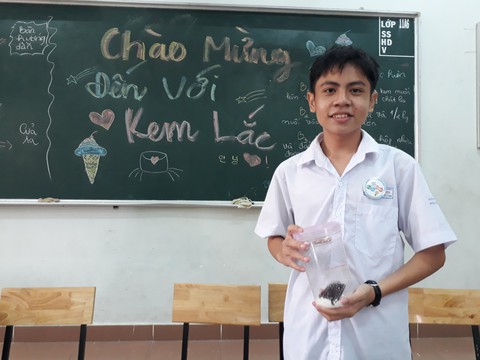 Học sinh TP.HCM học lý, hóa qua trò bắn súng từ trường, kem lắc, ly bay... - Ảnh 10. Học sinh TP.HCM học lý, hóa qua trò bắn súng từ trường, kem lắc, ly bay... - Ảnh 10.