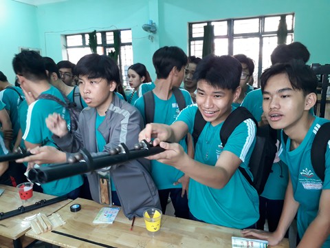 Học sinh TP.HCM học lý, hóa qua trò bắn súng từ trường, kem lắc, ly bay... - Ảnh 7. Học sinh TP.HCM học lý, hóa qua trò bắn súng từ trường, kem lắc, ly bay... - Ảnh 7.