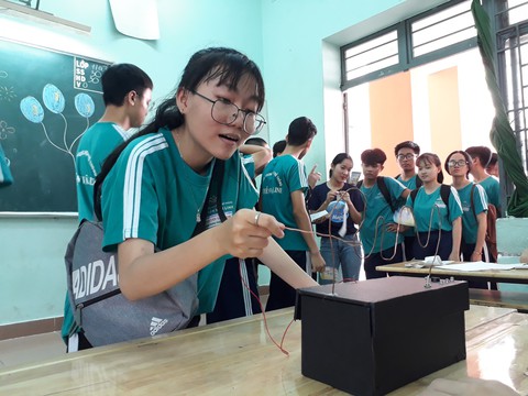 Học sinh TP.HCM học lý, hóa qua trò bắn súng từ trường, kem lắc, ly bay... - Ảnh 6. Học sinh TP.HCM học lý, hóa qua trò bắn súng từ trường, kem lắc, ly bay... - Ảnh 6.