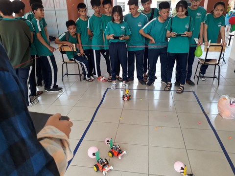 Học sinh TP.HCM học lý, hóa qua trò bắn súng từ trường, kem lắc, ly bay... - Ảnh 8. Học sinh TP.HCM học lý, hóa qua trò bắn súng từ trường, kem lắc, ly bay... - Ảnh 8.