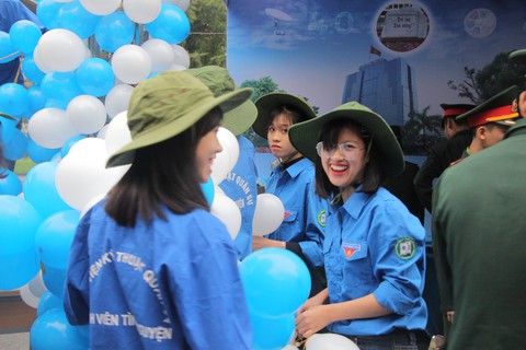 Mưa rét lặn lội dự Ngày hội tuyển sinh duy nhất trong năm - Ảnh 4. Mưa rét lặn lội dự Ngày hội tuyển sinh duy nhất trong năm - Ảnh 4.