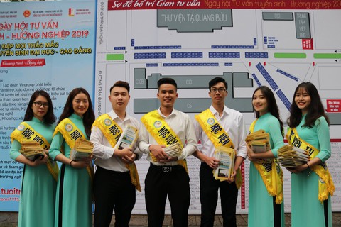 Mưa rét lặn lội dự Ngày hội tuyển sinh duy nhất trong năm - Ảnh 5. Mưa rét lặn lội dự Ngày hội tuyển sinh duy nhất trong năm - Ảnh 5.