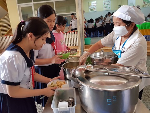 Hàng trăm học sinh nhiễm sán lợn: Ai giám sát bếp ăn trường học? - Ảnh 1. Hàng trăm học sinh nhiễm sán lợn: Ai giám sát bếp ăn trường học? - Ảnh 1.