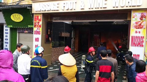 Cháy khách sạn giữa trung tâm Hải Phòng, ít nhất một người chết - Ảnh 1. Cháy khách sạn giữa trung tâm Hải Phòng, ít nhất một người chết - Ảnh 1.