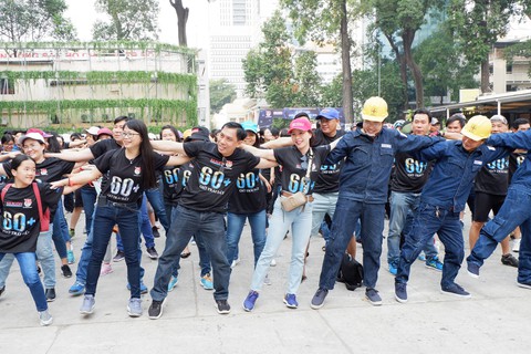 Hơn 1.000 người ra quân chiến dịch Giờ Trái Đất 2019 - Ảnh 7. Hơn 1.000 người ra quân chiến dịch Giờ Trái Đất 2019 - Ảnh 7.