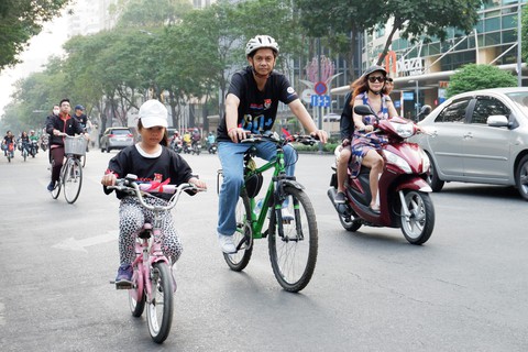 Hơn 1.000 người ra quân chiến dịch Giờ Trái Đất 2019 - Ảnh 6. Hơn 1.000 người ra quân chiến dịch Giờ Trái Đất 2019 - Ảnh 6.