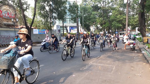 Hơn 1.000 người ra quân chiến dịch Giờ Trái Đất 2019 - Ảnh 4. Hơn 1.000 người ra quân chiến dịch Giờ Trái Đất 2019 - Ảnh 4.