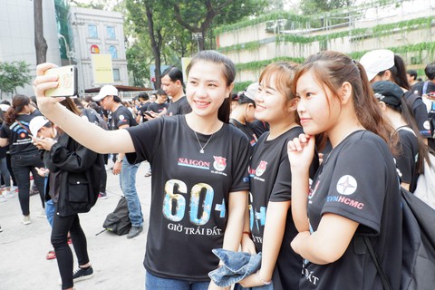 Hơn 1.000 người ra quân chiến dịch Giờ Trái Đất 2019 - Ảnh 2. Hơn 1.000 người ra quân chiến dịch Giờ Trái Đất 2019 - Ảnh 2.