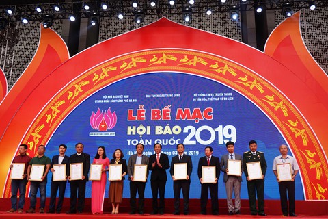 Báo Tuổi Trẻ đoạt giải bìa báo Tết đẹp tại Hội báo toàn quốc - Ảnh 1. Báo Tuổi Trẻ đoạt giải bìa báo Tết đẹp tại Hội báo toàn quốc - Ảnh 1.
