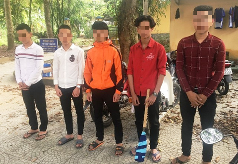 5 thanh niên thừa nhận chặn đánh xe tải trong hầm Phước Tượng - Ảnh 1. 5 thanh niên thừa nhận chặn đánh xe tải trong hầm Phước Tượng - Ảnh 1.