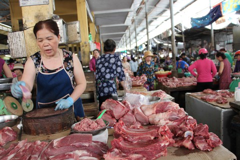 Tiểu thương lao đao vì dịch tả heo châu Phi - Ảnh 2. Tiểu thương lao đao vì dịch tả heo châu Phi - Ảnh 2.
