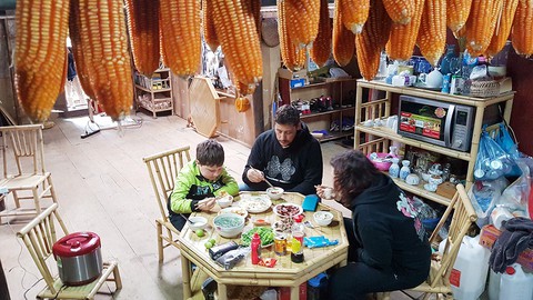Du khách hái măng, bắt cá ở bản Tày Khuổi Ky - Ảnh 2. Du khách hái măng, bắt cá ở bản Tày Khuổi Ky - Ảnh 2.