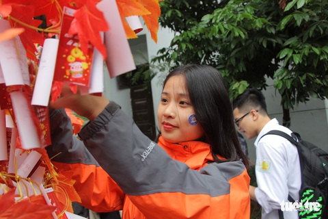 Ước đỗ ĐH, nhiều tiền... trên Cây điều ước tại Ngày hội tư vấn tuyển sinh - Ảnh 4. Ước đỗ ĐH, nhiều tiền... trên Cây điều ước tại Ngày hội tư vấn tuyển sinh - Ảnh 4.