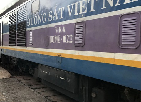 Chạy xe máy băng ngang đường sắt, hai cụ già bị tàu hỏa đâm - Ảnh 1. Chạy xe máy băng ngang đường sắt, hai cụ già bị tàu hỏa đâm - Ảnh 1.