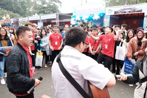 Học sinh thủ đô đội mưa đi nghe tư vấn - Ảnh 5. Học sinh thủ đô đội mưa đi nghe tư vấn - Ảnh 5.
