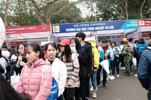 Học sinh thủ đô đội mưa đi nghe tư vấn - Ảnh 4. Học sinh thủ đô đội mưa đi nghe tư vấn - Ảnh 4.