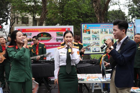 Hàng vạn học sinh dự Ngày hội tư vấn tuyển sinh quy mô nhất từ trước đến nay - Ảnh 14. Hàng vạn học sinh dự Ngày hội tư vấn tuyển sinh quy mô nhất từ trước đến nay - Ảnh 14.
