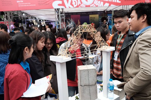 Robot, nhân vật phim Avatar dự ngày hội tư vấn tuyển sinh - Ảnh 7. Robot, nhân vật phim Avatar dự ngày hội tư vấn tuyển sinh - Ảnh 7.