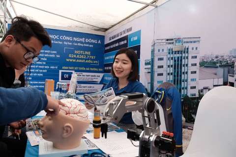 Robot, nhân vật phim Avatar dự ngày hội tư vấn tuyển sinh - Ảnh 9. Robot, nhân vật phim Avatar dự ngày hội tư vấn tuyển sinh - Ảnh 9.