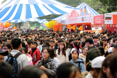 Những nụ cười xinh đẹp tại ngày hội tư vấn - tuyển sinh 2019 - Ảnh 2. Những nụ cười xinh đẹp tại ngày hội tư vấn - tuyển sinh 2019 - Ảnh 2.