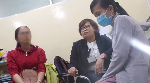 Nỗi uất ức của bệnh nhân ung thư máu bị bác sĩ vòi tiền - Ảnh 3. Nỗi uất ức của bệnh nhân ung thư máu bị bác sĩ vòi tiền - Ảnh 3.