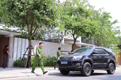 Công an khám xét hàng loạt nhà cựu quan chức Đà Nẵng - Ảnh 1. Công an khám xét hàng loạt nhà cựu quan chức Đà Nẵng - Ảnh 1.