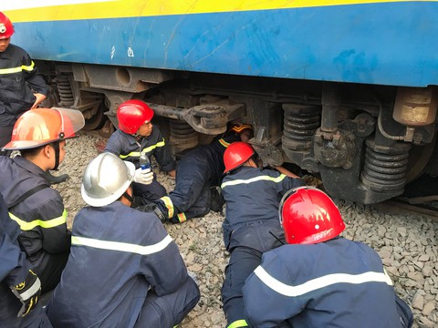 Kịch tính giải cứu người đàn ông mắc kẹt dưới gầm tàu hỏa - Ảnh 1. Kịch tính giải cứu người đàn ông mắc kẹt dưới gầm tàu hỏa - Ảnh 1.