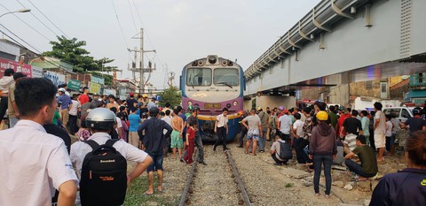Kịch tính giải cứu người đàn ông mắc kẹt dưới gầm tàu hỏa - Ảnh 3. Kịch tính giải cứu người đàn ông mắc kẹt dưới gầm tàu hỏa - Ảnh 3.