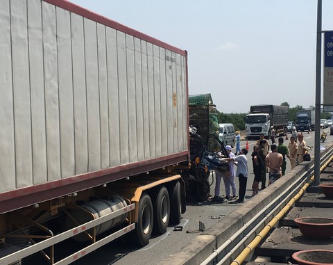 Húc đuôi xe container trên cao tốc, xe tải nát đầu, 2 người chết kẹt trong xe - Ảnh 1. Húc đuôi xe container trên cao tốc, xe tải nát đầu, 2 người chết kẹt trong xe - Ảnh 1.