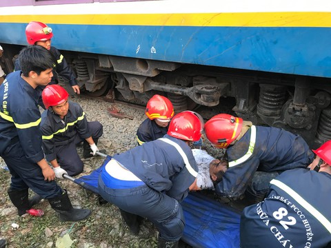 Kịch tính giải cứu người đàn ông mắc kẹt dưới gầm tàu hỏa - Ảnh 2. Kịch tính giải cứu người đàn ông mắc kẹt dưới gầm tàu hỏa - Ảnh 2.