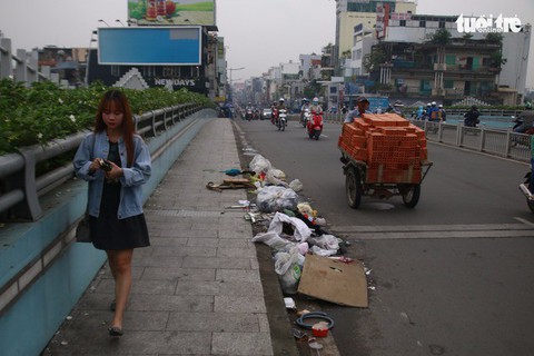 Sở Giao thông vận tải đề nghị quận, huyện dọn rác trên những cây cầu - Ảnh 1. Sở Giao thông vận tải đề nghị quận, huyện dọn rác trên những cây cầu - Ảnh 1.