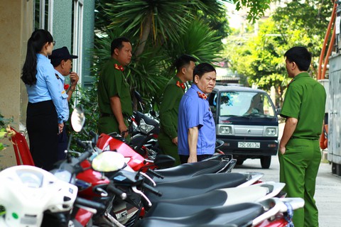 Công an khám xét hàng loạt nhà cựu quan chức Đà Nẵng - Ảnh 3. Công an khám xét hàng loạt nhà cựu quan chức Đà Nẵng - Ảnh 3.
