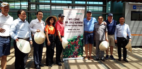 Golf thủ Greg Norman thăm vùng cà phê CADA tỉnh Đắk Lắk - Ảnh 2. Golf thủ Greg Norman thăm vùng cà phê CADA tỉnh Đắk Lắk - Ảnh 2.
