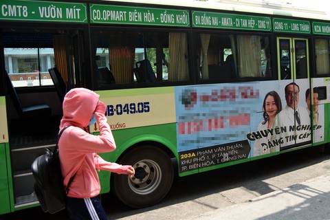 TP.HCM quảng cáo trên xe buýt: kiếm tiền tỉ còn... ì ạch - Ảnh 4. TP.HCM quảng cáo trên xe buýt: kiếm tiền tỉ còn... ì ạch - Ảnh 4.