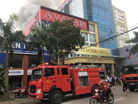 Cháy khách sạn 8 tầng ngay sát bệnh viện, 1 người chết - Ảnh 8. Cháy khách sạn 8 tầng ngay sát bệnh viện, 1 người chết - Ảnh 8.