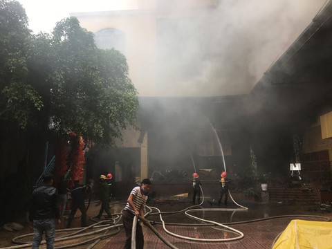 Cháy khách sạn 8 tầng ngay sát bệnh viện, 1 người chết - Ảnh 9. Cháy khách sạn 8 tầng ngay sát bệnh viện, 1 người chết - Ảnh 9.