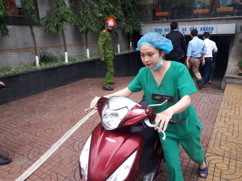 Cháy khách sạn 8 tầng ngay sát bệnh viện, 1 người chết - Ảnh 7. Cháy khách sạn 8 tầng ngay sát bệnh viện, 1 người chết - Ảnh 7.