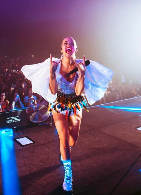 Đến lượt ca sĩ Rita Ora diện đồ Công Trí - Ảnh 4. Đến lượt ca sĩ Rita Ora diện đồ Công Trí - Ảnh 4.
