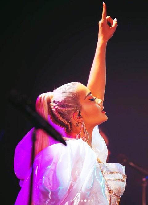 Đến lượt ca sĩ Rita Ora diện đồ Công Trí - Ảnh 7. Đến lượt ca sĩ Rita Ora diện đồ Công Trí - Ảnh 7.