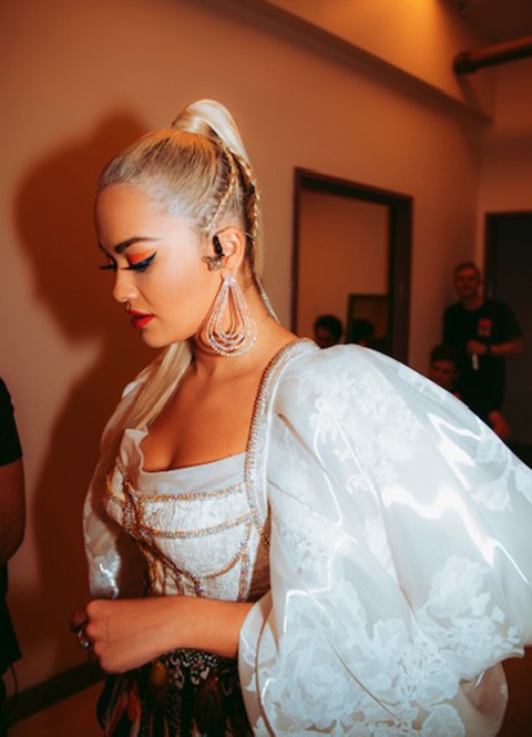 Đến lượt ca sĩ Rita Ora diện đồ Công Trí - Ảnh 9. Đến lượt ca sĩ Rita Ora diện đồ Công Trí - Ảnh 9.