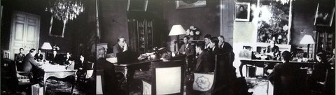 Xem hình ảnh đoàn Quốc hội thăm nước Pháp lúc thù trong giặc ngoài - Ảnh 5. Xem hình ảnh đoàn Quốc hội thăm nước Pháp lúc thù trong giặc ngoài - Ảnh 5.