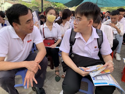Vừa tư vấn tuyển sinh, vừa thắp lửa ước mơ - Ảnh 1. Vừa tư vấn tuyển sinh, vừa thắp lửa ước mơ - Ảnh 1.