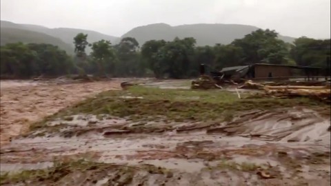 Bão Idai tràn qua Zimbabwe và Mozambique, hơn 120 người chết - Ảnh 1. Bão Idai tràn qua Zimbabwe và Mozambique, hơn 120 người chết - Ảnh 1.