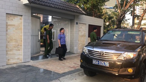 Khám nhà một loạt cựu quan chức Đà Nẵng liên quan vụ án Vũ nhôm - Ảnh 3. Khám nhà một loạt cựu quan chức Đà Nẵng liên quan vụ án Vũ nhôm - Ảnh 3.