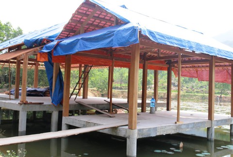 Chủ đầu tư tự tháo dỡ khu nghỉ dưỡng chui trong rừng phòng hộ - Ảnh 1. Chủ đầu tư tự tháo dỡ khu nghỉ dưỡng chui trong rừng phòng hộ - Ảnh 1.