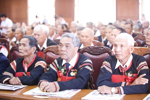 Già làng làm - dân làng làm theo - Ảnh 1. Già làng làm - dân làng làm theo - Ảnh 1.