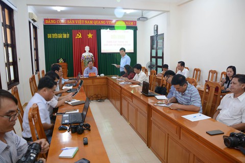 Bình Thuận họp báo vụ cô giáo bị tố quan hệ với học trò - Ảnh 1. Bình Thuận họp báo vụ cô giáo bị tố quan hệ với học trò - Ảnh 1.