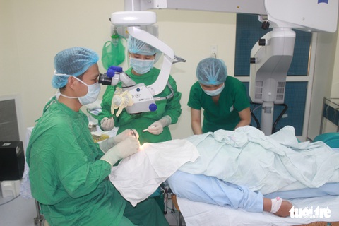 Cứu thành công người bị axit văng trúng bỏng nặng hai mắt - Ảnh 1. Cứu thành công người bị axit văng trúng bỏng nặng hai mắt - Ảnh 1.